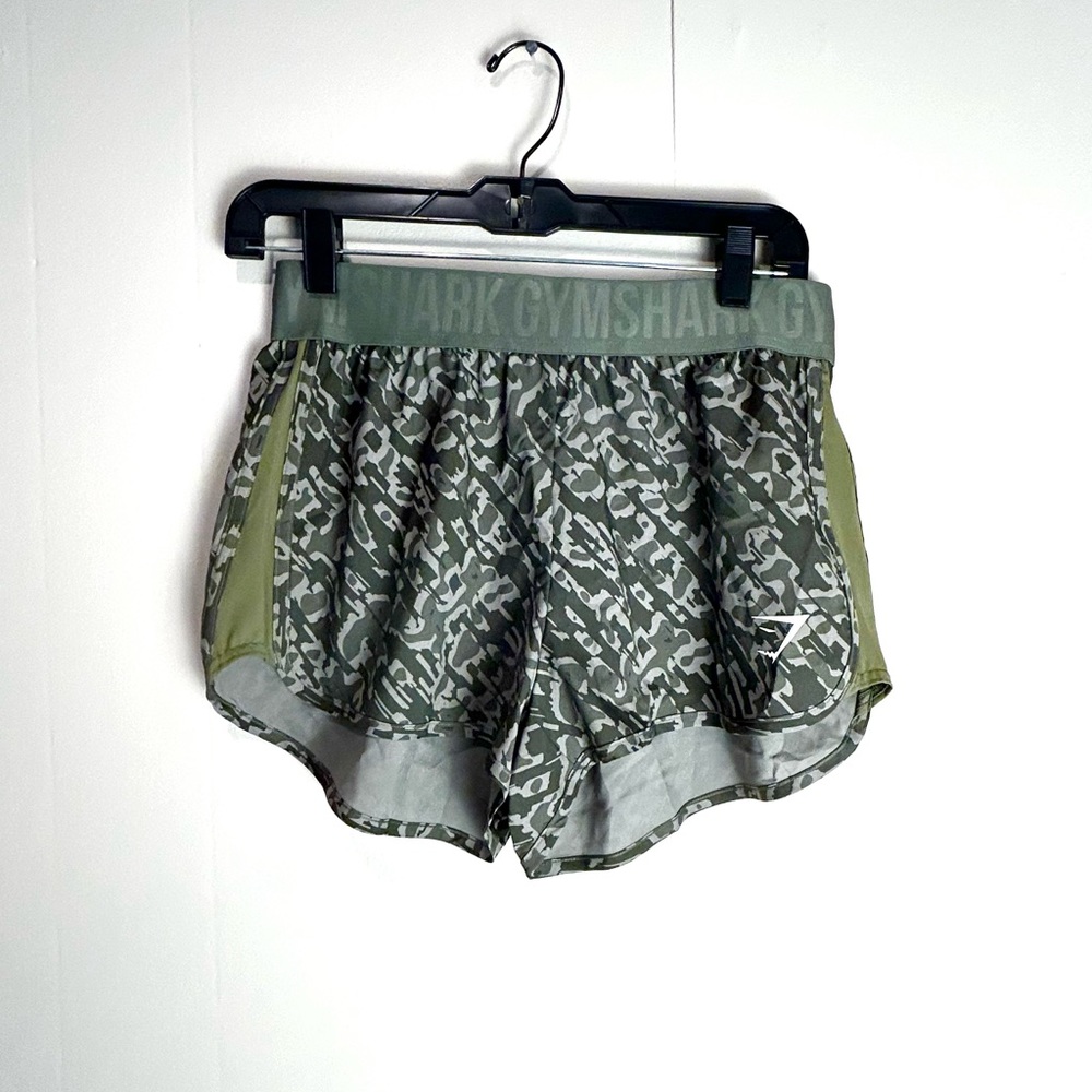 Gymshark  Training Loose Fit Shorts  Green Camo  Size Small